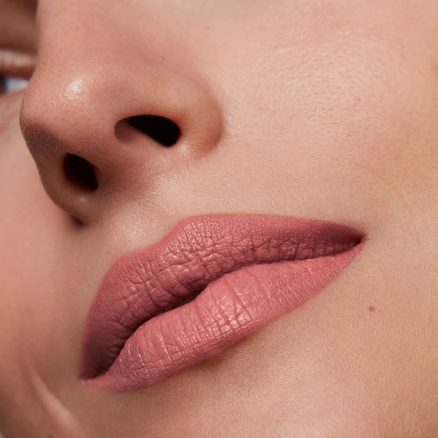 MAJOR HEADLINES MATTE SUEDE LIPSTICK SEDUCTIVE (LABIAL EN BARRA MATE)